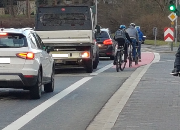 Schüler auf dem Hindenburgring Schüler von hinten auf dem Radfahrstreifen des Hindenburgrings