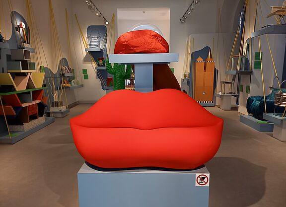 Das ROTE Sofa im Kestner-Museum Hannover Das ROTE Sofa im Kestner-Museum zu Hannover