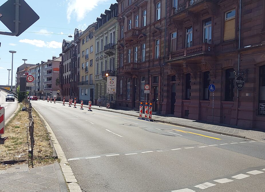 Baustelleneinrichtung und Umleitungsbeschilderung am Mannheimer Luisenring Straßenzug am Luisenring in Mannheim mit Baustellenbaken, Tempo-30-Schildern und einem Umleitungshinweis wegen Brückenschäden vor Altbauten.