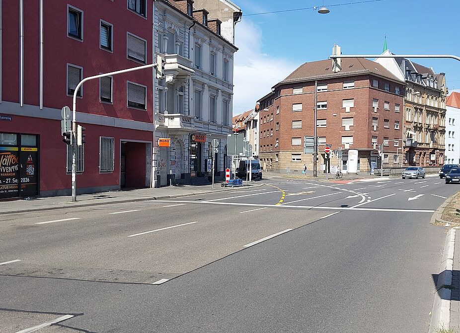 Abruptes Ende der Protected Bike Lane am Mannheimer Luisenring Blick auf die Kreuzung Luisenring in Mannheim, an der eine baulich geschützte Radspur am Straßenrand kurz vor der Kreuzung abrupt endet.