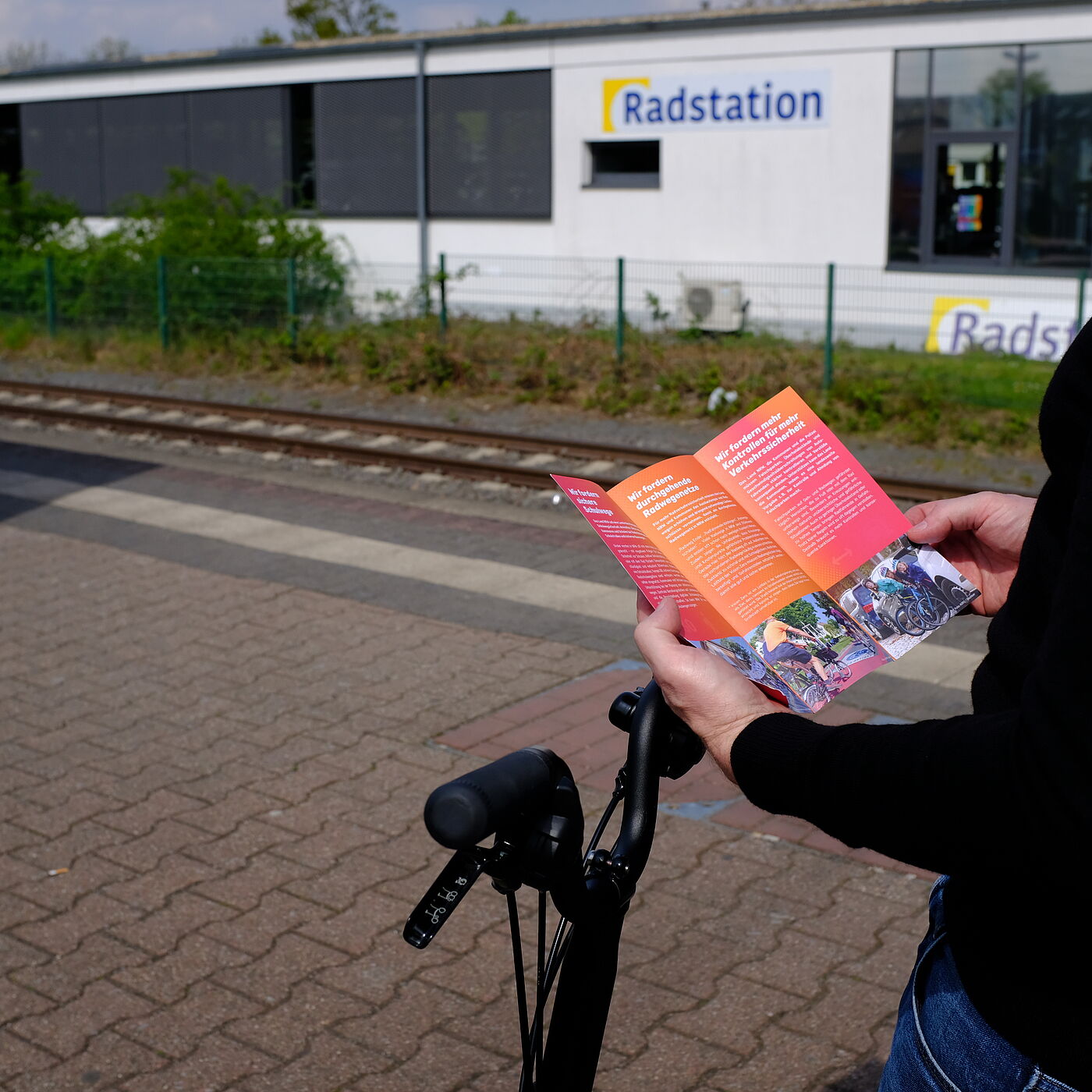2026-04-17_Dormagen_Verkehrssicherheit__ADFC_NRW Eine Person hält den Flyer in der Hand.