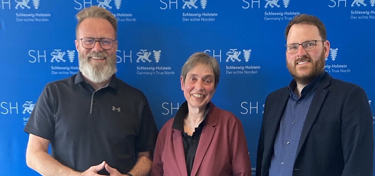 ADFC-Landesvorsitzende Stephanie Meyer (Mitte) und ADFC-Landesgeschäftsführer Jan Voß (rechts) im Gespräch mit Verkehrsminister Claus Ruhe Madsen