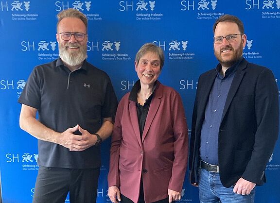 ADFC-Landesvorsitzende Stephanie Meyer (Mitte) und ADFC-Landesgeschäftsführer Jan Voß (rechts) im Gespräch mit Verkehrsminister Claus Ruhe Madsen