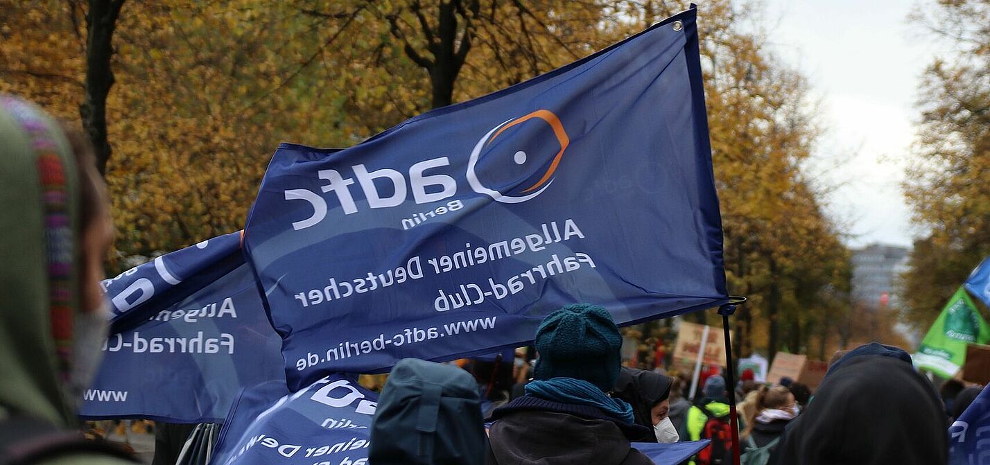 ADFC bei Fridays-For-Future-Zentralstreik in Berlin am 22.10.2021 ADFC-Fahne bei Fridays-For-Future-Zentralstreik in Berlin am 22.10.2021