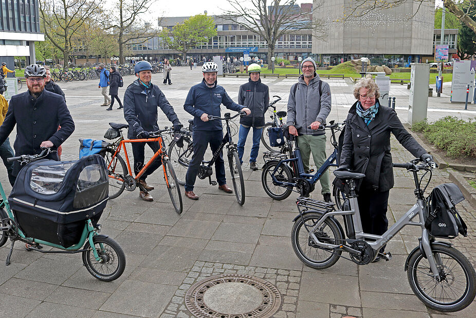 v.l.n.r.: Jan Voß (ADFC SH), Dr. Uwe Pfründer (CAU), Tobias von der Heide (MWVATT), Stephan Steffen (ADFC SH), Sebastian Starzynski (CAU), CAU-Kanzlerin Claudia Ricarda Meyer Universität Kiel, Übergabe mit Fahrrädern