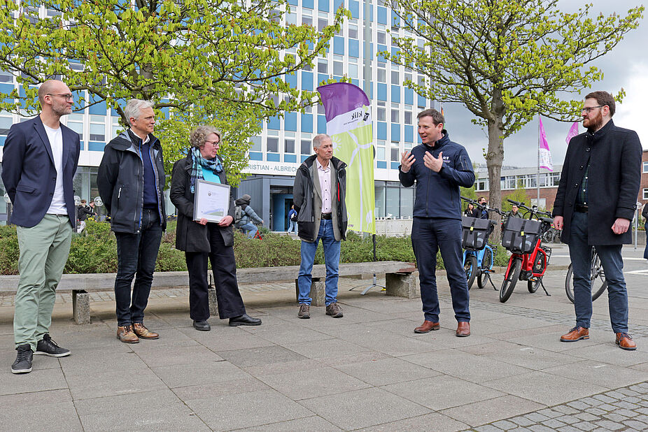 ZertifikatsübergGrußwort Tobias von Heide (1 v.r.), Sebastian Starzynski, Dr. Uwe Pfründer, Kanzlerin Claudia Ricarda Meyer (alle CAU), Stephan Steffen und Jan Voß (beide ADFC SH)abe, Grußwort von der Heide Zertifikatsübergabe, Grußwort von der Heide
