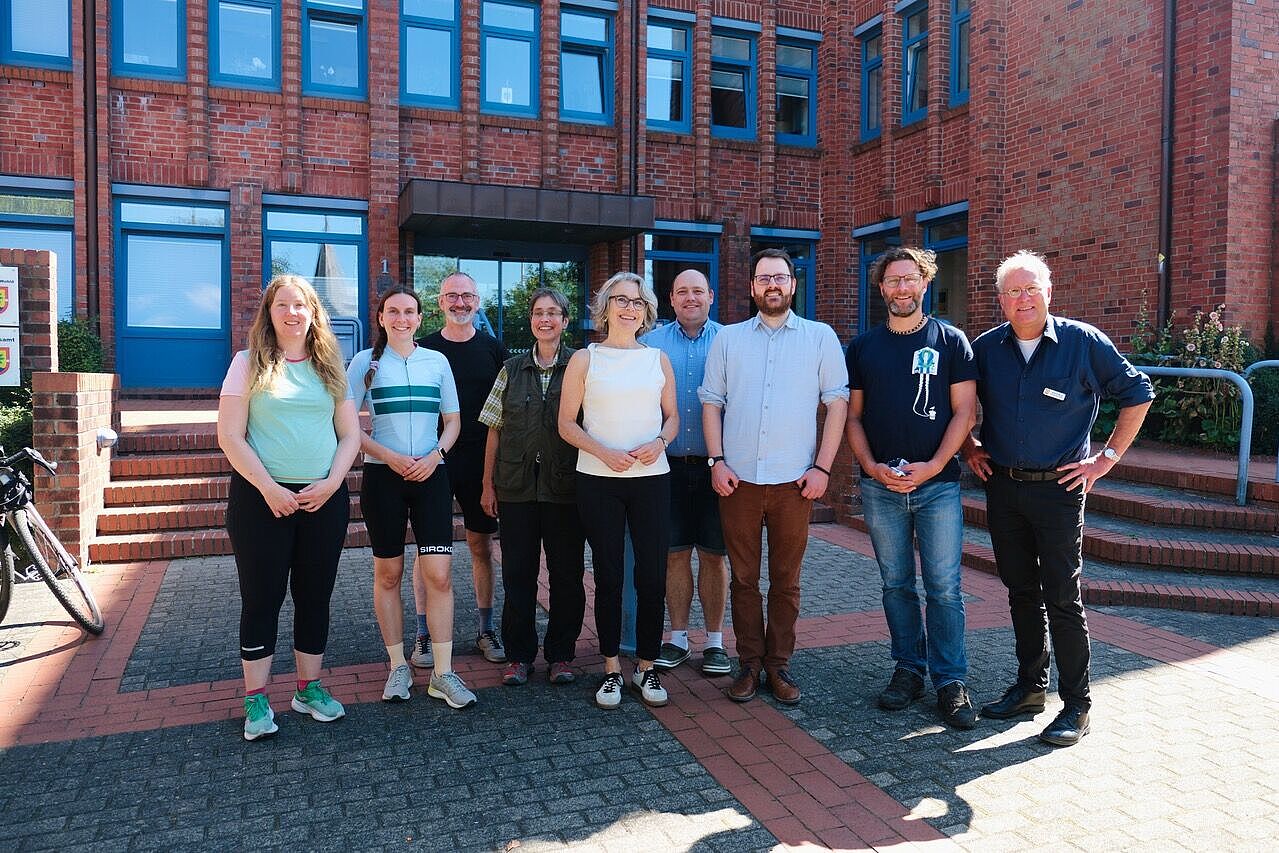 ADFC unterwegs: Stephanie Meyer (4.v.l.) und Jan Voß (3.v.r.) im Gespräch mit Verkehrsstaatsekretärin Susanne Henckel (Mitte)