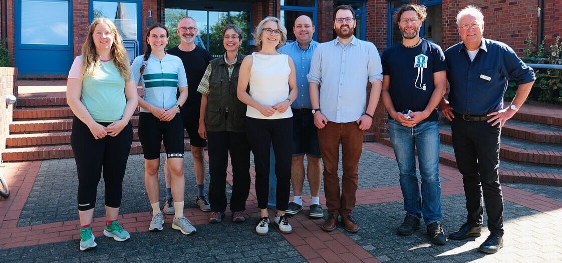 ADFC unterwegs ADFC unterwegs: Stephanie Meyer (4.v.l.) und Jan Voß (3.v.r.) im Gespräch mit Verkehrsstaatsekretärin Susanne Henckel (Mitte)