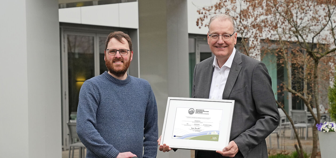 ADFC SH-Geschäftsführer überreicht Zertifikat "Fahrradfreundlicher Arbeitgeber" in Silber an Dr. Jörg Teupen, Vorstand Technik und Personal Stadtwerke Kiel.