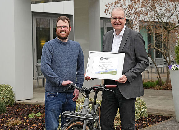 ADFC SH-Geschäftsführer überreicht Zertifikat "Fahrradfreundlicher Arbeitgeber" in Silber an Dr. Jörg Teupen, Vorstand Technik und Personal Stadtwerke Kiel.