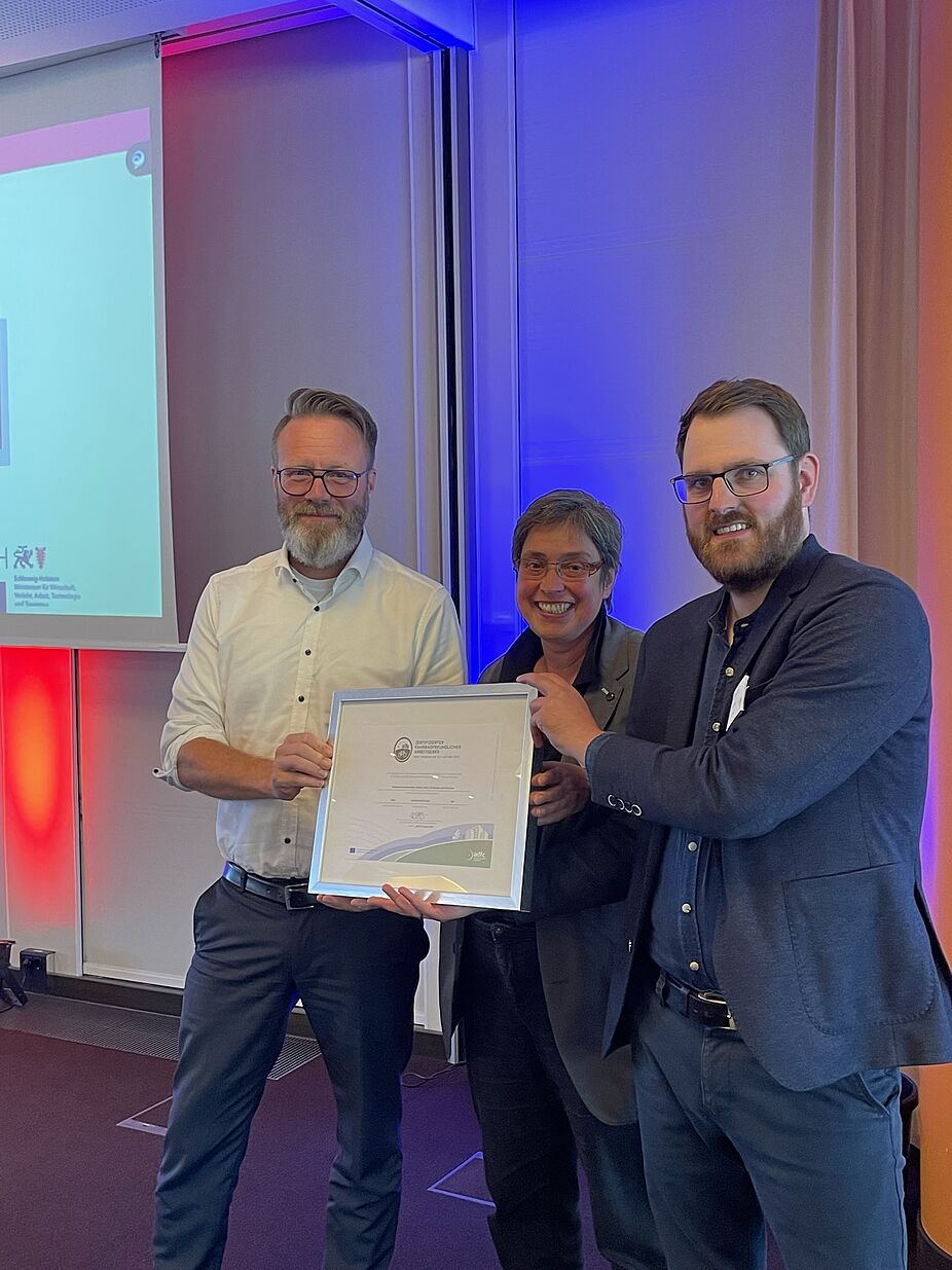 Zertifikatsübergabe Fahrradfreundlicher Arbeitgeber MWVATT SH Zertifikatsübergabe Fahrradfreundlicher Arbeitgeber MWVATT SH (Minister Claus Ruhe Madsen, Landesvorsitzende Stephanie Meyer und Landesgeschäftsführer Jan Voß)