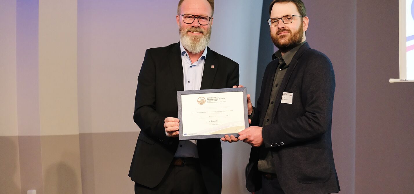 Zertifikatsübergabe "Fahrradfreundlicher Arbeitgeber" Weiterhin auf Goldkurs: Jan Voß, ADFC-Landesgeschäftsführer ADFC SH, überreicht das Zertifikat "Fahrradfreundlicher Arbeitgeber" in Gold an Verkehrsminister Claus Ruhe Madsen