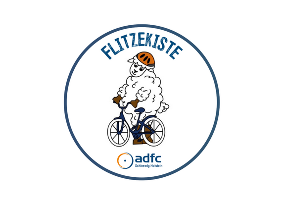 Ein Schaf auf einem Fahrrad. Darüber steht Flitzekiste