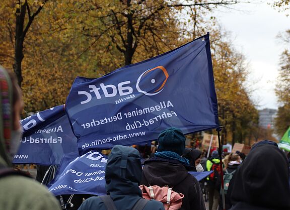 In der Bildmitte blaue Fahnen des ADFC-Berlin bei einer Demonstration von Fridays For Future am 22.10.2021