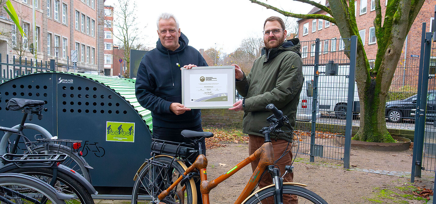 Jan Voß (ADFC SH) übergibt das Zertifikat "Fahrradfreundlicher Arbeitgeber" in Gold an Sören Mohr (Geschäftsführer New Communication)