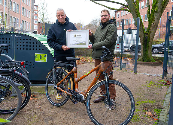Jan Voß (ADFC SH) übergibt das Zertifikat "Fahrradfreundlicher Arbeitgeber" in Gold an Sören Mohr (Geschäftsführer New Communication)