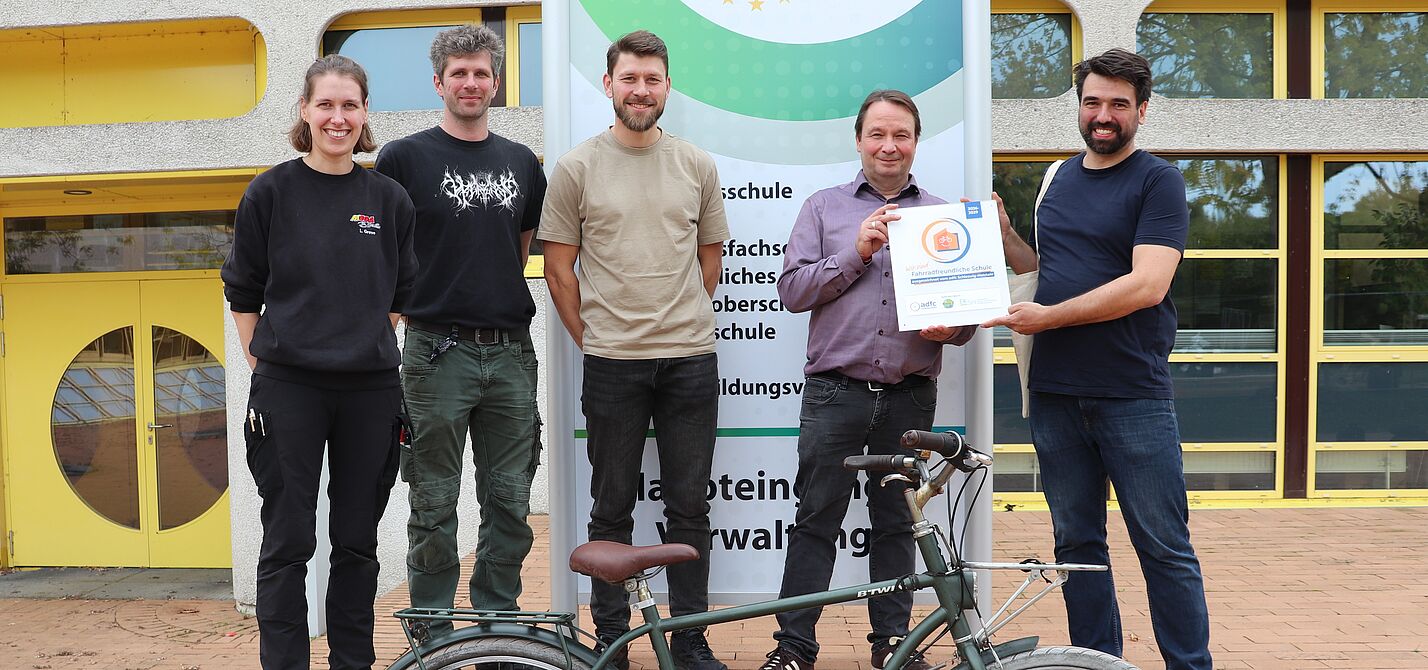 Frederik Meißner (ganz rechts) übergibt für den ADFC SH die Auszeichnung "Fahrradfreundliche Schule" an den Schulleiter des BBZ Bad Oldesloe Frederik Meißner (ganz rechts) übergibt für den ADFC SH die Auszeichnung "Fahrradfreundliche Schule" an den Schulleiter des BBZ Bad Oldesloe