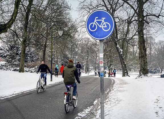 Radfahrer auf geräumten Radweg in Groningen