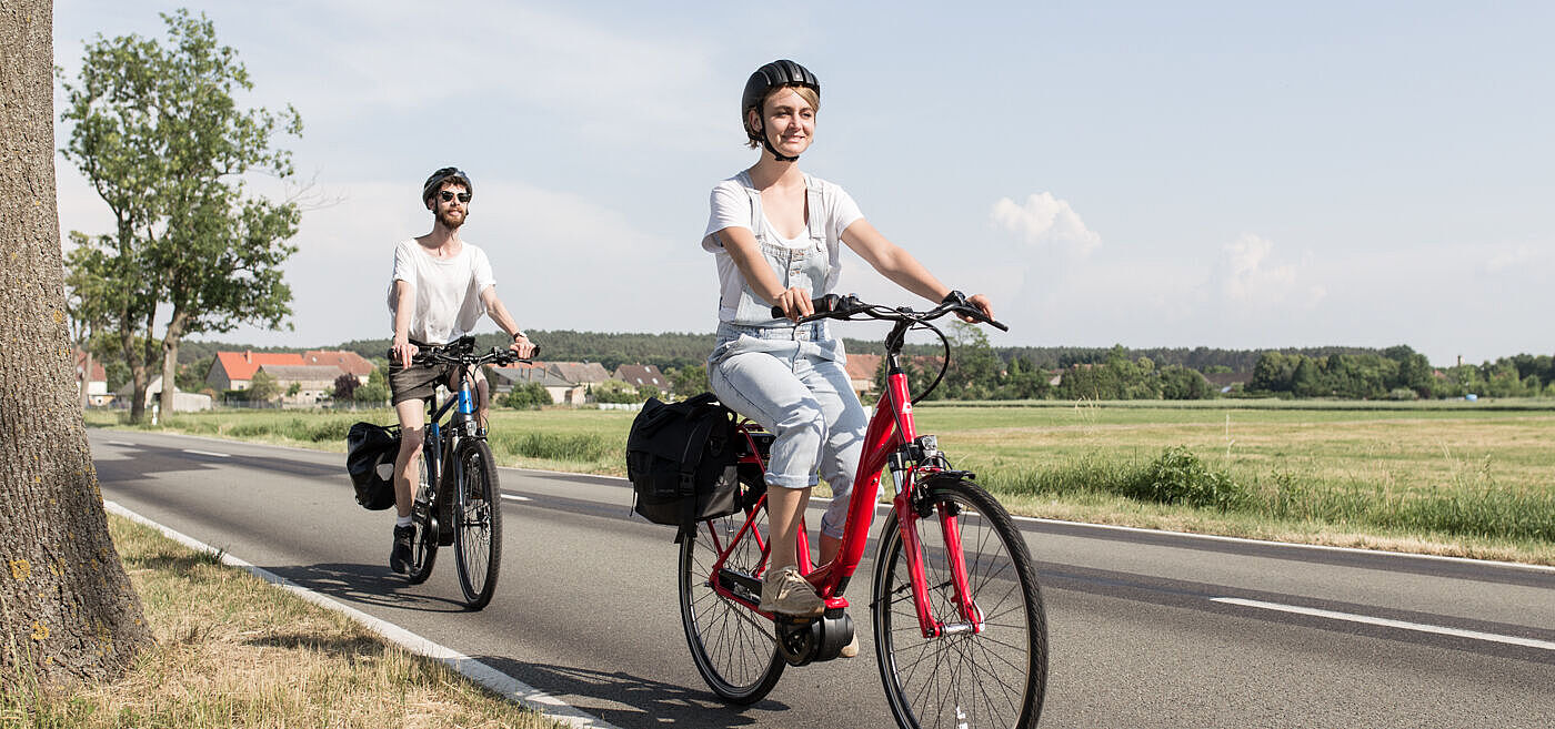 Zwei Radfahrer auf Landstraße