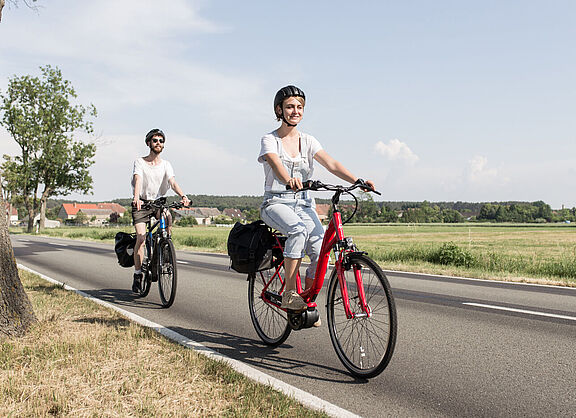 Zwei Radfahrer auf Landstraße