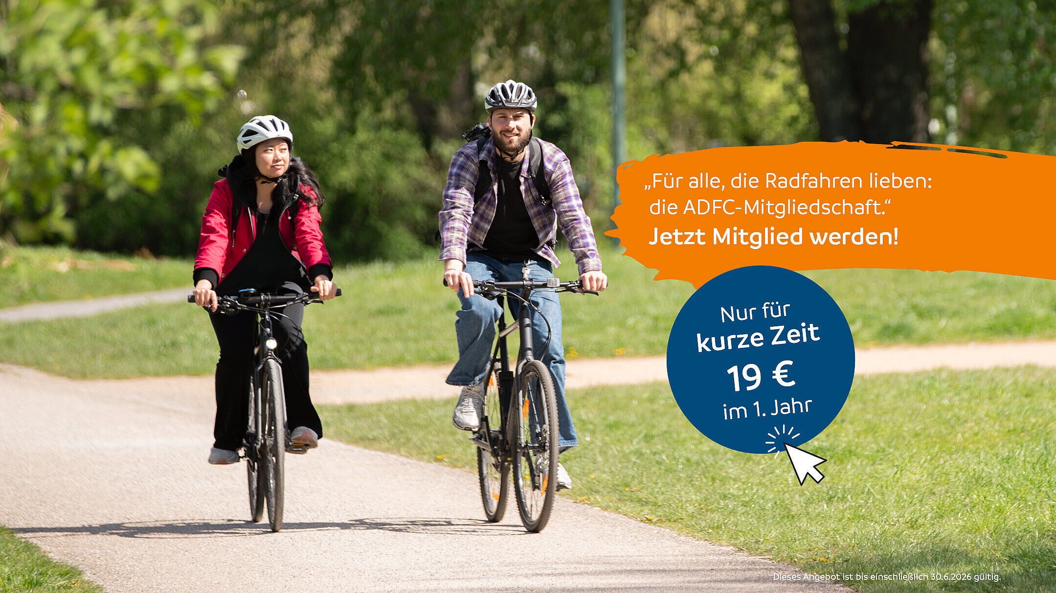 Zwei Menschen fahren mit Fahrradhelm auf einem breiten Weg durch einen grünen Park. Im Bild steht ein Angebot zur ADFC-Mitgliedschaft für 19 Euro im ersten Jahr.