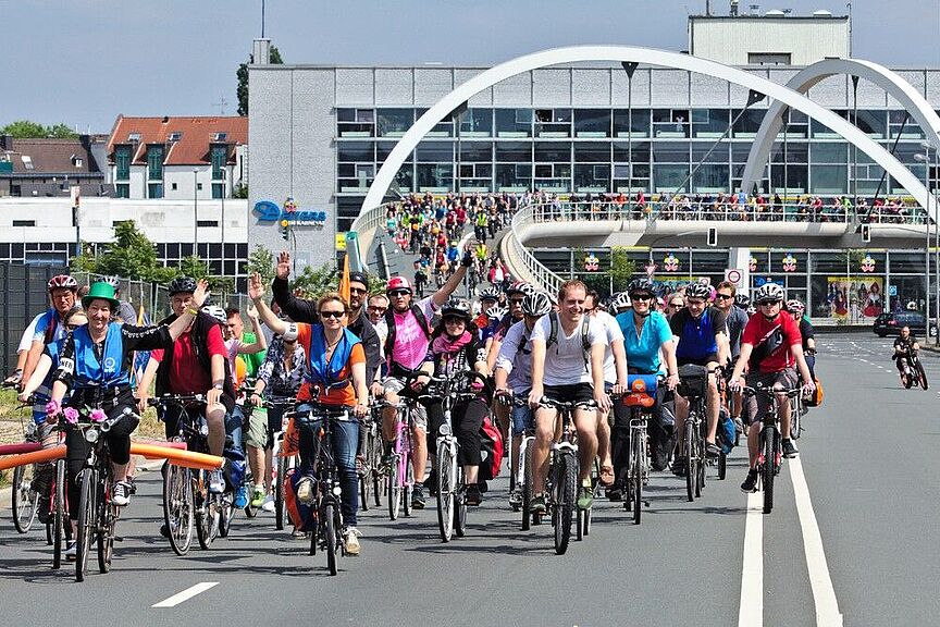 ADFC-Fahrradsternfahrt NRW Viele Menschen auf Fahrrädern fahren auf der Autobahn