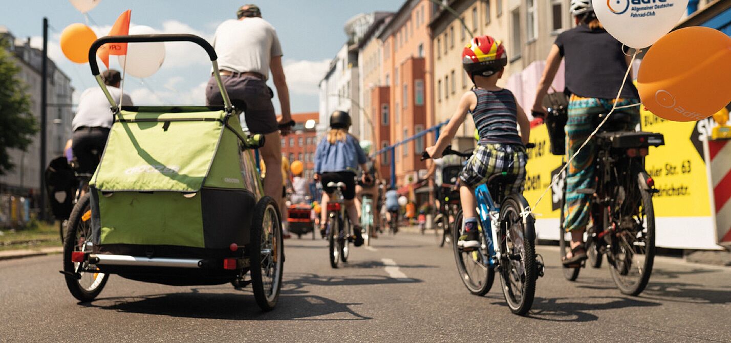 Fahrraddemo mit Kindern und Fahrradanhänger 