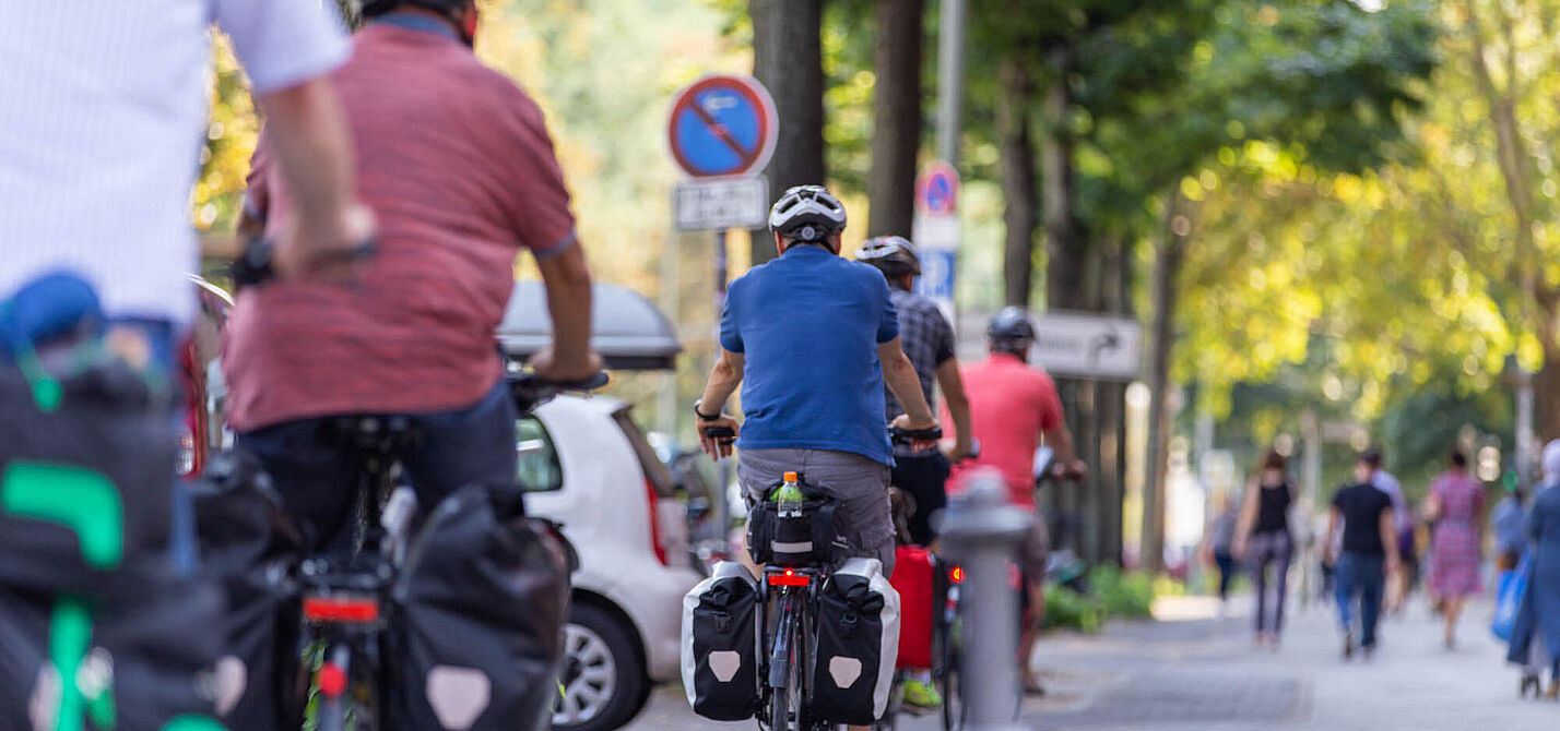 Berufsradler mit Helm in der Innenstadt