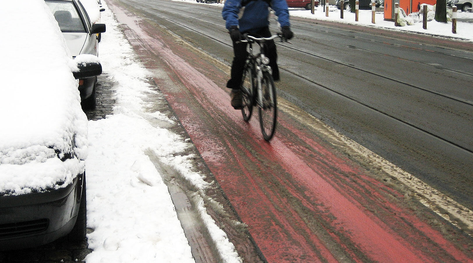 Ein leicht verschneiter Radweg.